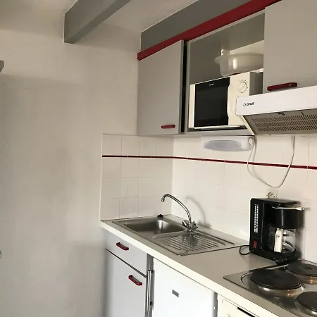 Maison De Pres Et Commerces Avec Jardinet, Parking Prive Et Equipements Complets - Fr-1-22-165