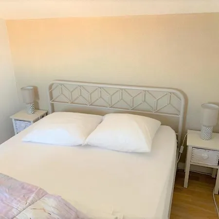 Сasa de vacaciones Maison De Près Et Commerces Avec Jardinet, Parking Privé Et équipements Complets - Fr-1-22-165 *