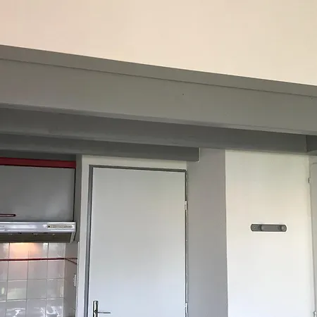 Maison De Près Et Commerces Avec Jardinet, Parking Privé Et équipements Complets - Fr-1-22-165 *