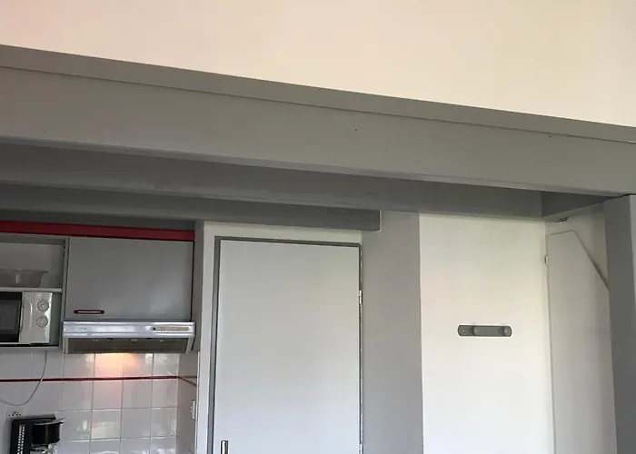 Maison De Près Et Commerces Avec Jardinet, Parking Privé Et équipements Complets - Fr-1-22-165 *